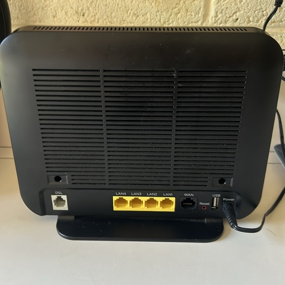 Motorola VDSL2/ADSL2+ Modem and Router - Picture 2 of 6